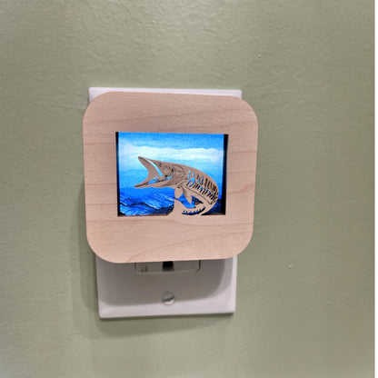 Maple Wildlife LED Dusk to Dawn Sensor Night Light – Handcrafted Wooden Animal Night Lamp – Rustic Cabin & Nature Décor – Gift for Wildlife Lovers