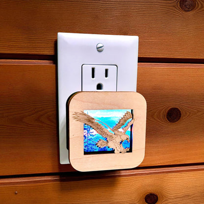 Maple Wildlife LED Dusk to Dawn Sensor Night Light – Handcrafted Wooden Animal Night Lamp – Rustic Cabin & Nature Décor – Gift for Wildlife Lovers