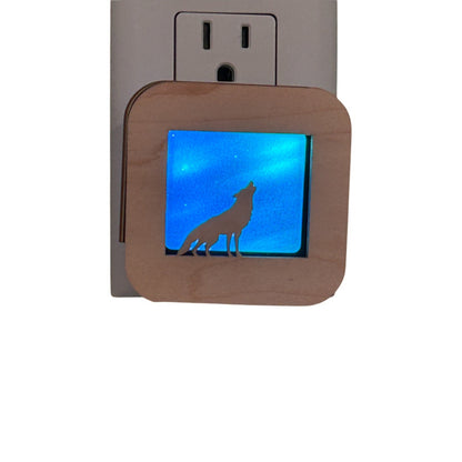 Maple Wildlife LED Dusk to Dawn Sensor Night Light – Handcrafted Wooden Animal Night Lamp – Rustic Cabin & Nature Décor – Gift for Wildlife Lovers