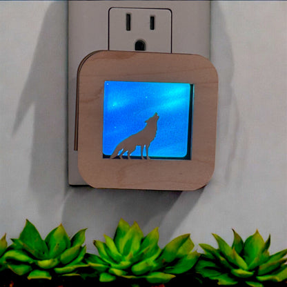 Maple Wildlife LED Dusk to Dawn Sensor Night Light – Handcrafted Wooden Animal Night Lamp – Rustic Cabin & Nature Décor – Gift for Wildlife Lovers