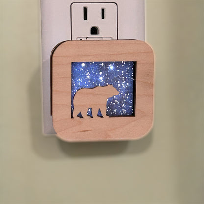 Maple Wildlife LED Dusk to Dawn Sensor Night Light – Handcrafted Wooden Animal Night Lamp – Rustic Cabin & Nature Décor – Gift for Wildlife Lovers