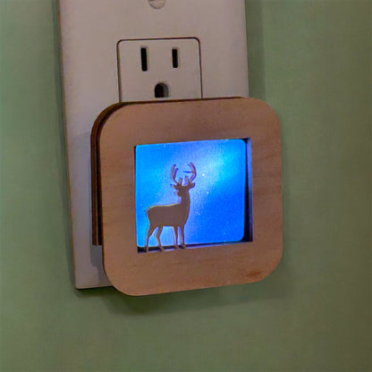 Maple Wildlife LED Dusk to Dawn Sensor Night Light – Handcrafted Wooden Animal Night Lamp – Rustic Cabin & Nature Décor – Gift for Wildlife Lovers