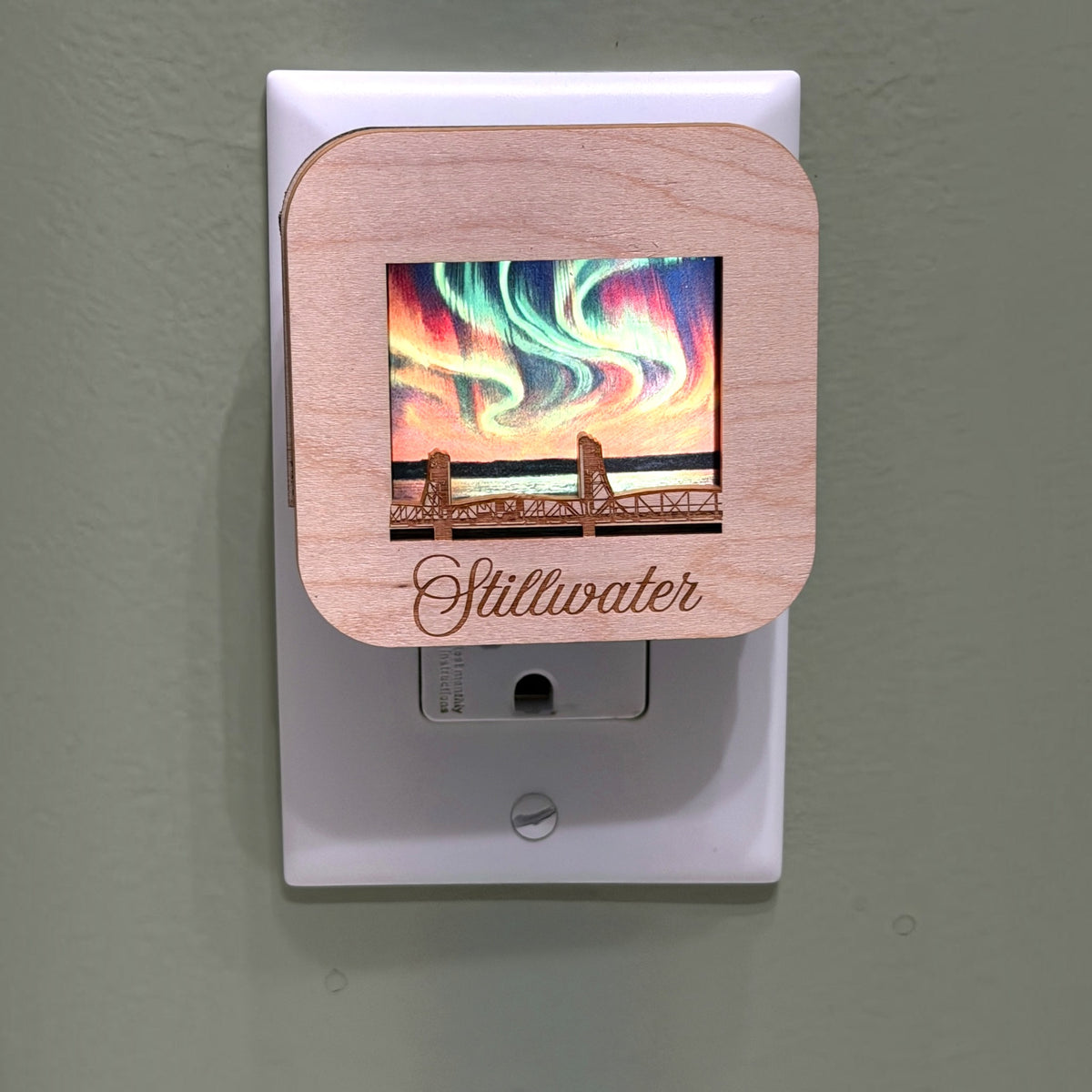 Maple Wildlife LED Dusk to Dawn Sensor Night Light – Handcrafted Wooden Animal Night Lamp – Rustic Cabin & Nature Décor – Gift for Wildlife Lovers